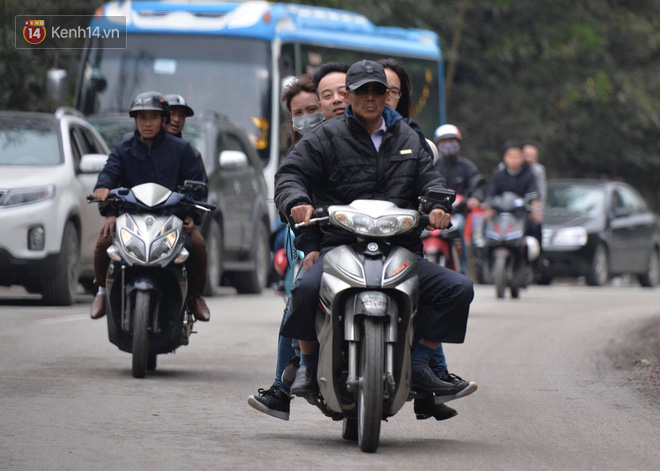 Khai hội Yên Tử, hàng trăm người leo trèo ra khỏi đám đông vì đứng chôn chân 2 tiếng ở đường lên chùa Đồng